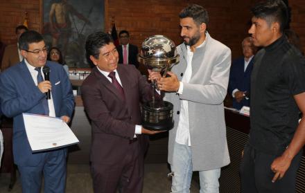 Reconocimiento. Los flamantes campeones de la Copa Sudamericana recibieron un homenaje en el Municipio de Quito. El volante argentino Cristian Pellerano (d) fue el encargado de llevar el trofeo continental.