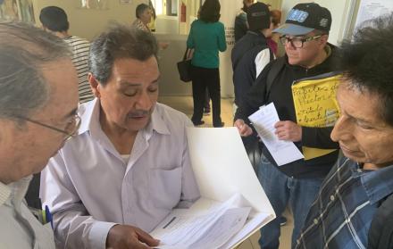 Jubilados. De izquierda a derecha: Gonzalo Moreno, Víctor Plazarte y Gonzalo Yépez reunidos en el pasillo de la Dirección Distrital de Educación. 