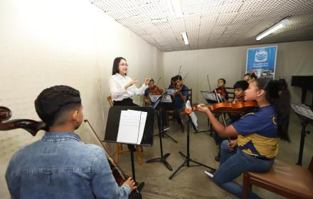 Ensayos. Stefanía Merchán dirige a un grupo de niños de la Orquesta Sinfónica Infanto-Juvenil del Guasmo. 