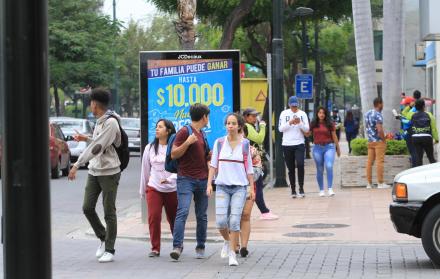 Vía. Hay varios de estos anuncios en la avenida Víctor Emilio Estrada, una de las más transitadas de la ciudad.