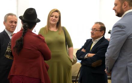 Comisión. La asambleísta Lourdes Cuesta (C) y el general en servicio pasivo Enrique Espinosa, previo a la sesión.