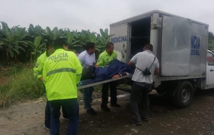 La Policía encontró el cuerpo al costado de la vía del recinto Jujanillo, en la parroquia Isla de Bejucal.