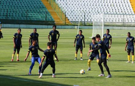Entrenamiento. La selección ecuatoriana de fútbol sub-20 tuvo ayer su penúltimo ensayo para medir mañana a Estados Unidos en el campo del Lechia Tennis Club, un escenario que evoca a la época antigua del balompié.