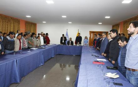 Encuentro. La mesa de mediación en el valle de Cumbayá, se inició quince minutos antes de las 18:00. Hubo un receso de dos horas en el que se trabajó en el acuerdo.