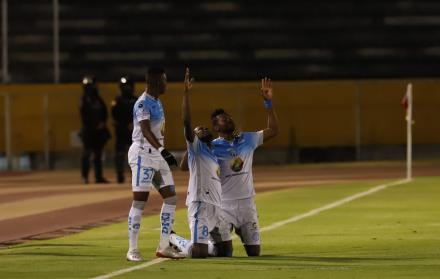 Jugadores de Macará festejan una anotación.