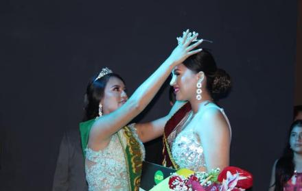 La reina electa Liz Gonzalez recibe los atuendos de la soberana anterior.