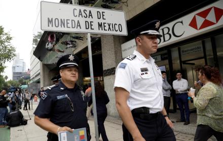 En las imágenes de la cámaras se puede comprobar que los asaltantes fueron tres hombres jóvenes, vestidos con ropa casual.