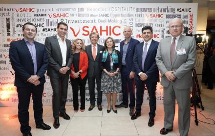 El ministro de Turismo subrogante, Mariano Proaño (centro), y empresarios, durante el foro.