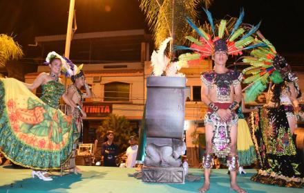 Con sus coloridos trajes, los danzantes coquetean por las calles.