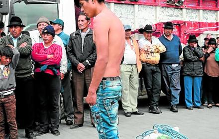 El hombre recibió un castigo indígena antes de ser entregado a la Policía.