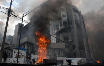 La Contraloría General del Estado incendiándose durante las protestas