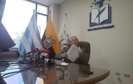 El rector del centro educativo, Roberto Passailaigue, informó que los ahora sancionados habrían adulterado una serie de documentos.