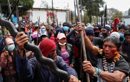 Protestas. Los indígenas amazónicos, con sus lanzas, se unieron a las manifestaciones de ayer.