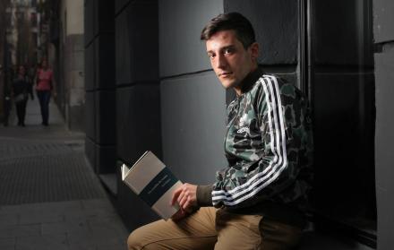 Joshua Alonso, con el libro de su madre, Sesé Mateo, el pasado viernes en Madrid.
