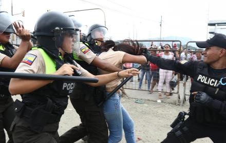 Control. La Policía debió utilizar la fuerza para detener a los familiares de los presos