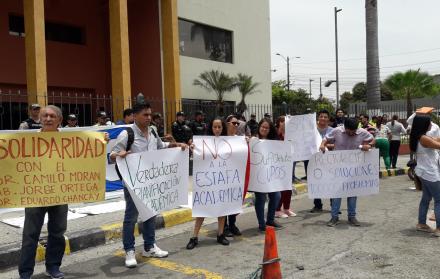 Un grupo de estudiantes mostraron su solidaridad con los tres docentes destituidos.