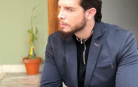 El aún esposo de Mafer Ríos dice que ha recibido insultos de periodistas.