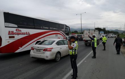A lo largo de la movilización, el intenso tráfico, que avanzaba a cinco kilómetros por hora, fue controlado por agentes de la Comisión de Tránsito del Ecuador.