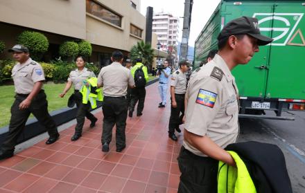 Testimonio. Los policías llegaron en grupos para dar su versión y de la misma forma abandonaron el hotel.