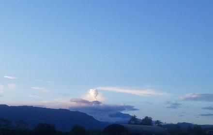 Las emisiones son producto de la actividad eruptiva del volcán Sangay.