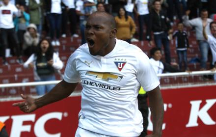 Juan Luis Anangonó, jugador de Liga de Quito, celebra el empate ante Independiente del Valle en el estadio Rodrigo Paz.
