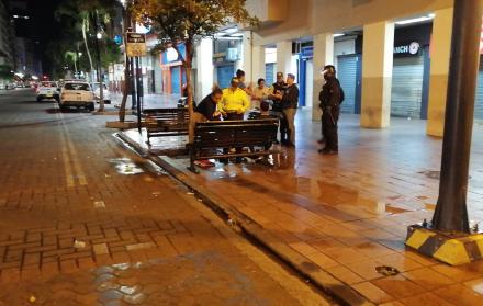 Los agentes también pidieron documentos a unas 100 personas que se encontraban en los asientos y veredas del bulevar. 