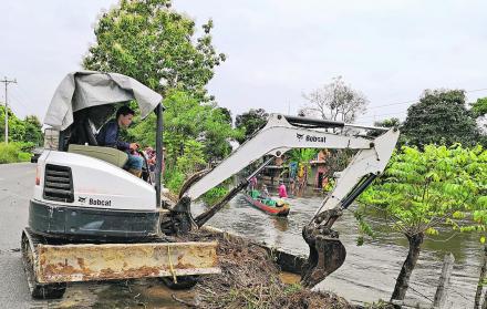Inundación. En una zona cercana a la Isla de Bejucal, en Baba (Los Ríos), hace 15 días despejaban el agua.