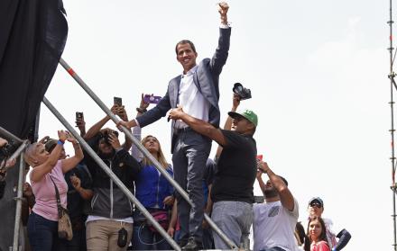 Juan Guaidó saluda a simpatizantes durante una marcha en su apoyo.