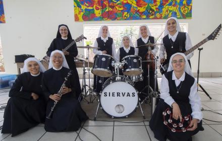 Lima. Ocho de las nueve miembros de la banda religiosa Siervas, posan para una foto antes de su viaje.