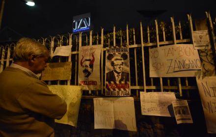 Los protestantes gritaron consignas por las medidas económicas adoptadas.