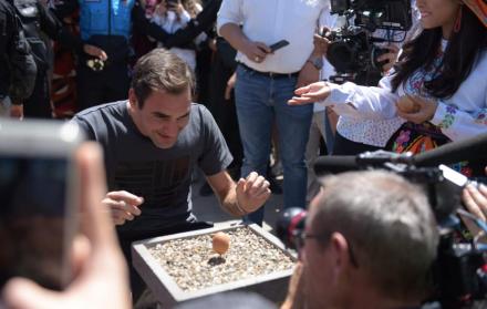 Durante su visita a la Mitad del Mundo, Federer hizo la técnica de parar el huevo. 