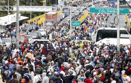 En el Puente Internacional de Rumichaca se registra un flujo alto de migrantes venezolanos.