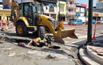 El daño en la tubería de 250 mm provocó el congestionamiento vehicular en las calles Machala y 10 de Agosto.