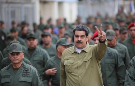 Maduro dice que militares desertores conspiran en Colombia en su contra.