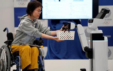 Human Support Robot. Será utilizado dentro del estadio para guiar y servir a los espectadores en silla de ruedas.