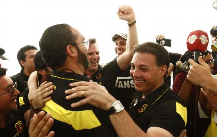 Alfaro festeja con su vicepresidente financiero, Xavier Salem.
