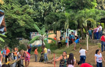 Moradores de Monte Sinaí, realizando minga para el inicio del año escolar.