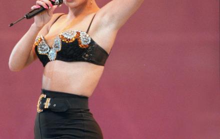 Imagen de archivo. En esta foto del 28 de febrero de 1993, Selena Quintanilla canta en el Astrodome en Houston.