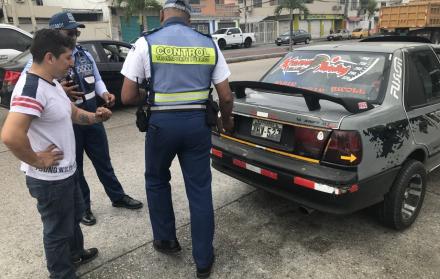 Otros motivos para la sanción a choferes fueron por circular sin el cinturón de seguridad, utilizar vidrios polarizados y hablar mientras estaba al frente del volante.
