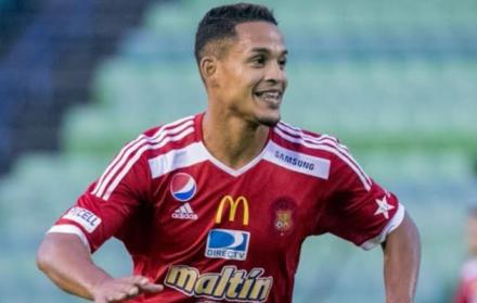 El venezolano Edwuin Pernía ha militado en el Caracas FC de Venezuela y el Deportes Iquique, de Chile.