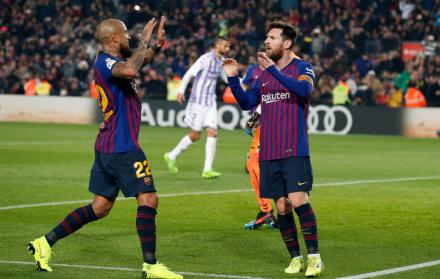 Lionel Messi celebra su tanto con el cual el Barcelona venció 1-0 al Valladolid este sábado en la Liga española.