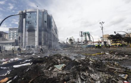 El humo sigue saliendo del edificio de la Contraloría.