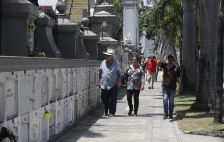 Familias visitan las tumbas de sus seres queridos.