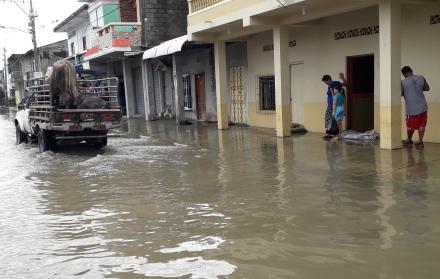 Desboradmiento del río Pula causa inundaciones en la parroquia El Laurel, Daule