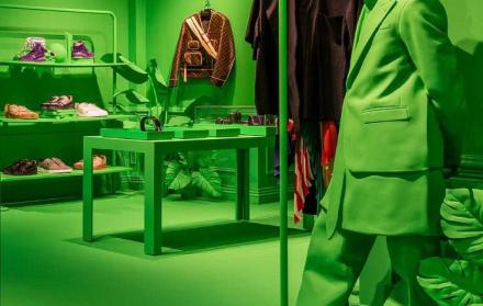 Todo en esta tienda de Louis Vuitton es verde neón
