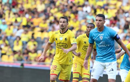 Alejandro González vistió la camiseta de Barcelona en el duelo frente a Independiente.