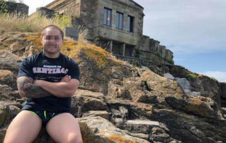 El joven posa en la casa que cometió el macabro crimen.