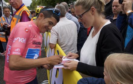 Alegría. Richard Carapaz, con la maglia rosa, firma autógrafos antes de la exhibición en Holanda.