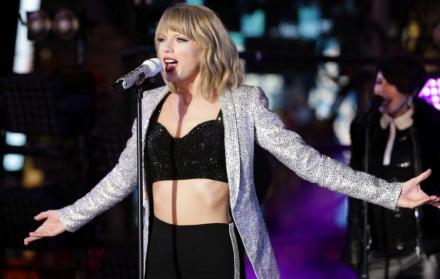 Durante el show interpretó por primera vez algunos temas sin más acompañamiento que su voz y algún instrumento.