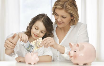 Con un lenguaje adecuado y juegos, los niños pueden entender los beneficios de ahorrar dinero.